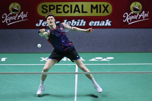 羽毛球场地标准尺寸解析:单打双打界线对比示意图