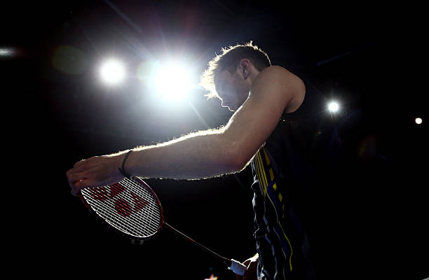 羽毛球发球基础教程：站位、握拍与发力技巧