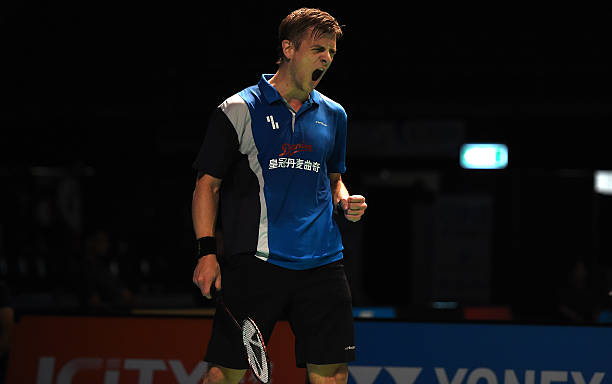 羽毛球单打场地宽度与双打有何不同?