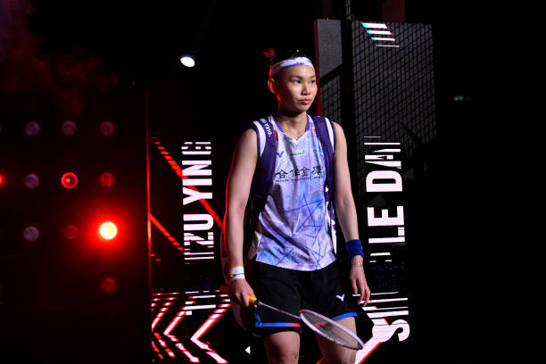 如何确保羽毛球发球时击球点不超过15米?