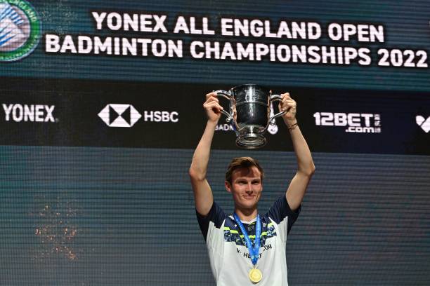 左单右双法则:羽毛球单打和双打的站位精髓