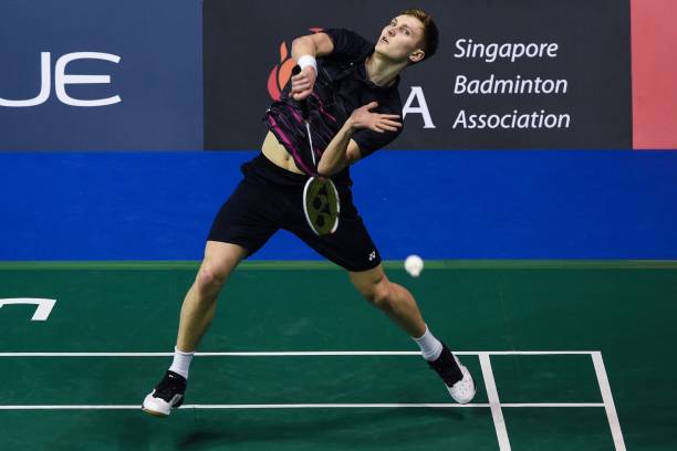 羽毛球比赛常见争议解析:擦网球、界内界外球的判定规则