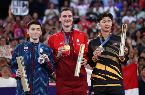 羽毛球单打和双打的核心区别：左右跑动与配合