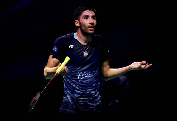 羽毛球双打比赛时,如何判断球是否出界?