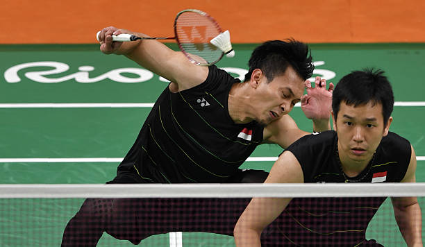 羽毛球双打发球专项训练:站位、抛球与发力技巧