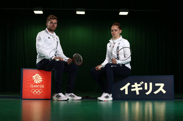 羽毛球场的发球区尺寸如何规定？单双打有差异吗？