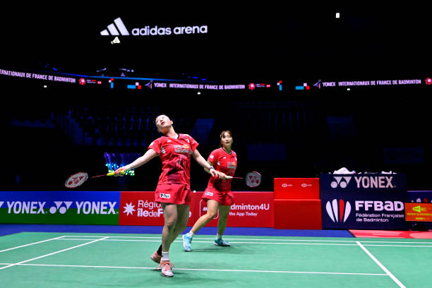 羽毛球拍底盖的秘密:品牌LOGO背后的故事