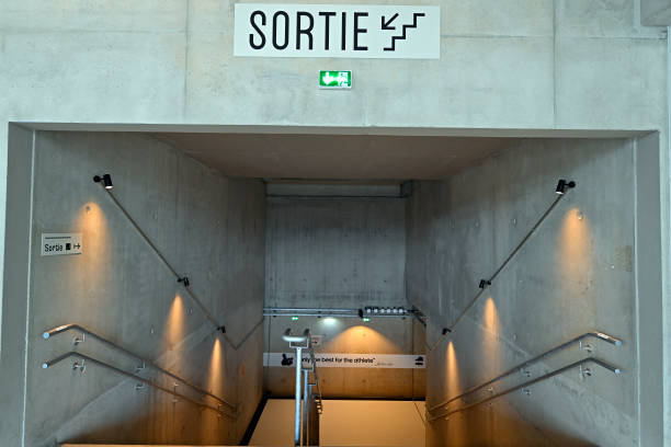 羽毛球双打与单打场地的宽度差异对比