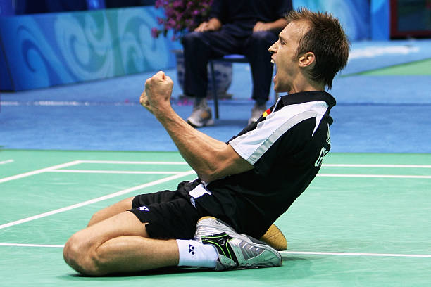 羽毛球单打打法详解:步伐、挥拍与得分技巧