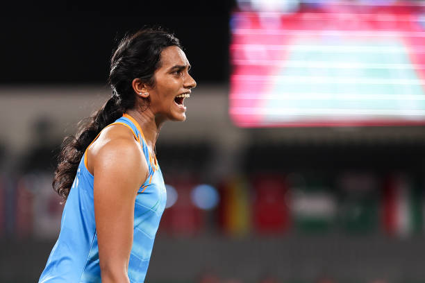 羽毛球单打如何站位?左右移动技巧图解指南