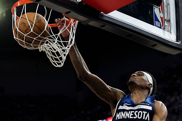 看懂篮球裁判手势:走步犯规的判罚信号解析