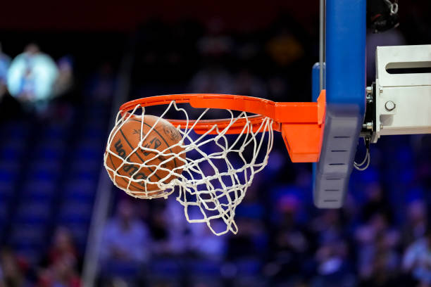 新秀VS巨星:文班亚马单防字母哥成功封盖