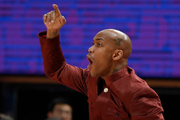 必学!篮球上篮动作细节与常见错误纠正指南