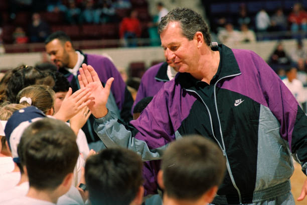 太阳vs雄鹿总决赛直播:巅峰对决,谁能问鼎总冠军?