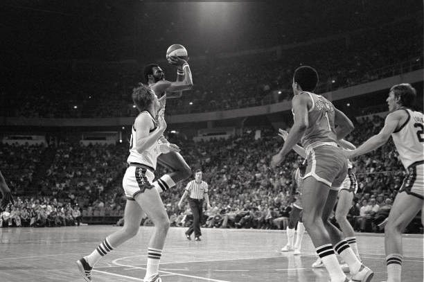 西北赛区球队战术解析:攻防两端的制胜关键