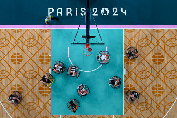 jrs直播篮球直播app中的象征意义:从荒诞到现实的隐喻解读