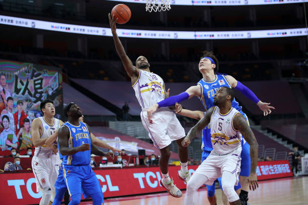 青岛男篮阵容与CBA强队对比：差距在哪里？如何弥补？