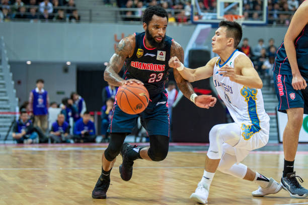 篮板材质进化史：从木质到钢化玻璃的变革