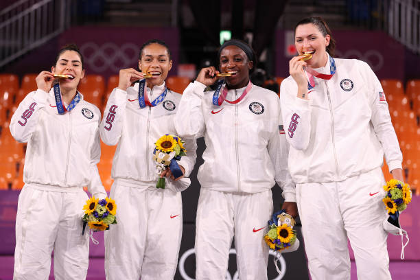 篮板球争夺中,打手犯规的判定标准是什么?