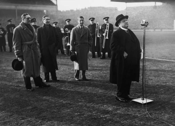 从球员到教练:范巴斯滕的金球奖传奇是否被低估?