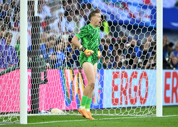 震撼瞬间!C罗凌空点球破门,展现极致球技