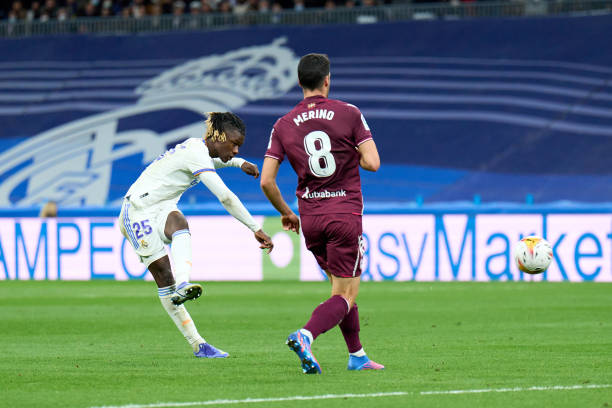 何超乌龙球登上热搜,球迷评论两极分化