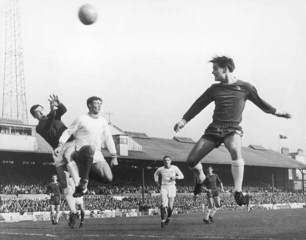 为什么裁判会吹角球?解读足球规则中的关键条款