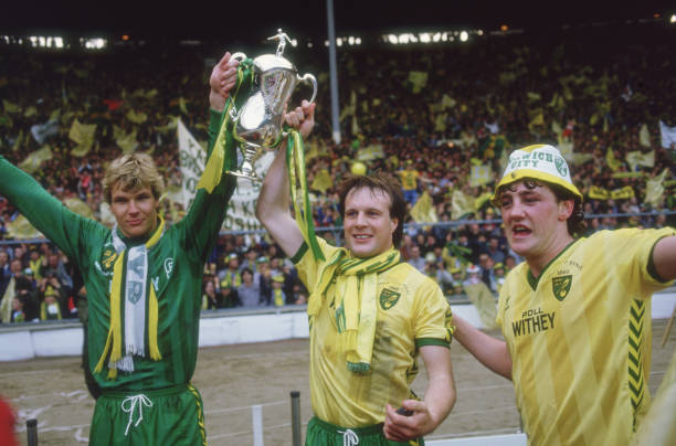 一脚弧线球 vs 永恒极乐:拱桥射门和天堂的哲学对比