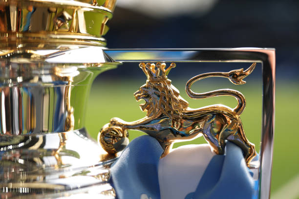 巅峰对决:大罗的速度与力量vs小罗的技巧与视野