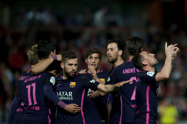 进球旗示指向球场中间是否合理?