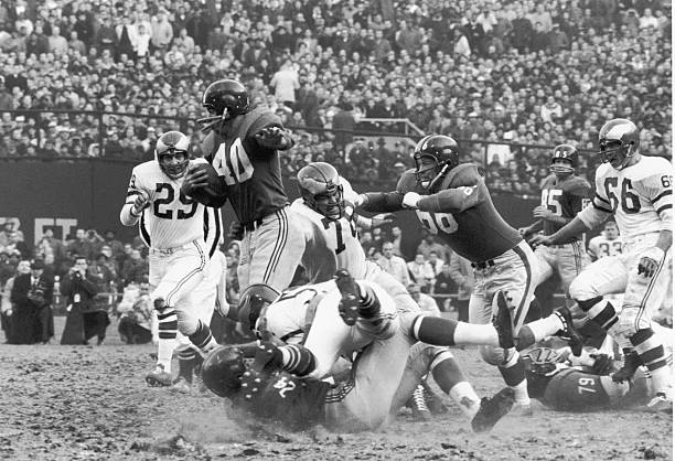 揭秘大连队9号某东：他的进球如何点燃球迷激情？