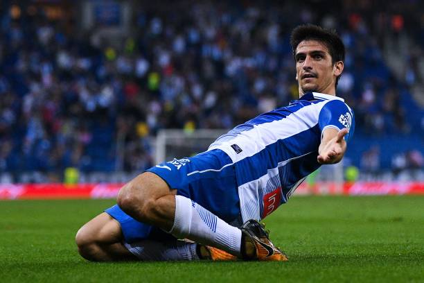 数据说话!范巴斯滕巅峰赛季的进球效率有多恐怖?