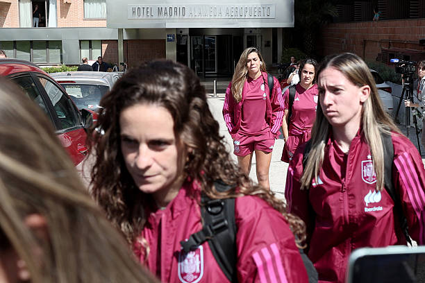 范佩西鱼跃冲顶破门瞬间，中文解说如何疯狂？