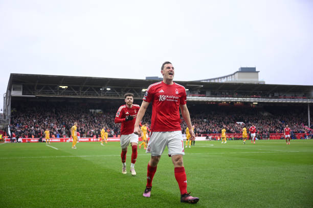 角球直接踢进自家大门，裁判会怎么判？