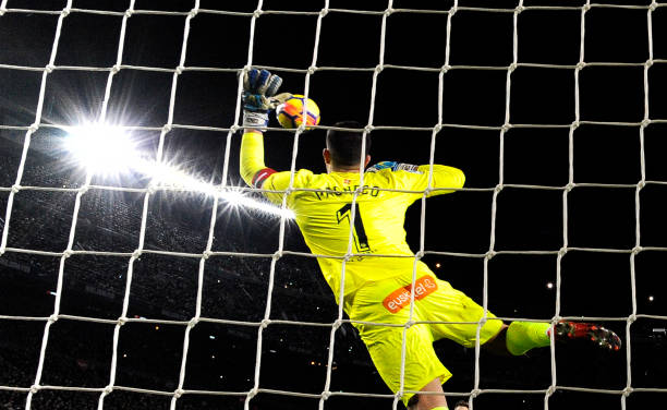 防守者的噩梦：图解世界级前锋是如何反越位得分的