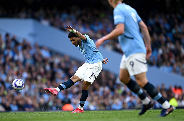 马拉多纳的足球遗产:罗纳尔多和梅西谁更符合他的标准?