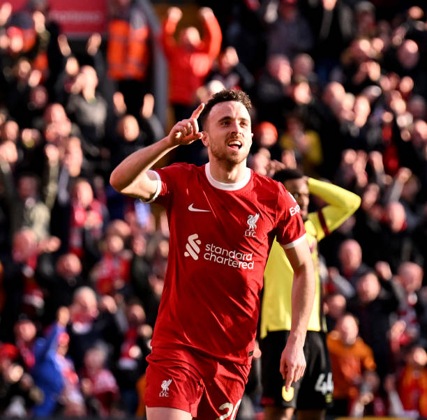 德甲战术解析：弗里克式高压逼抢如何破解？