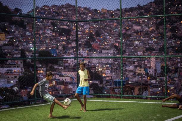 从禁区外到十二码点:解析足球场上的三大定位球杀招