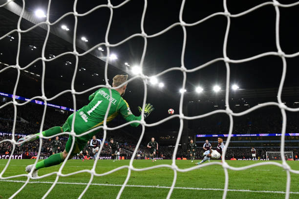 霸气十足!C罗赛场上的王者姿态