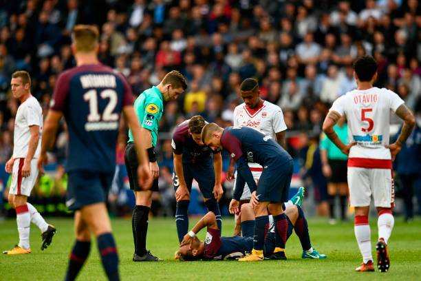 裁判举旗示意任意球位置：是否算作犯规行为？