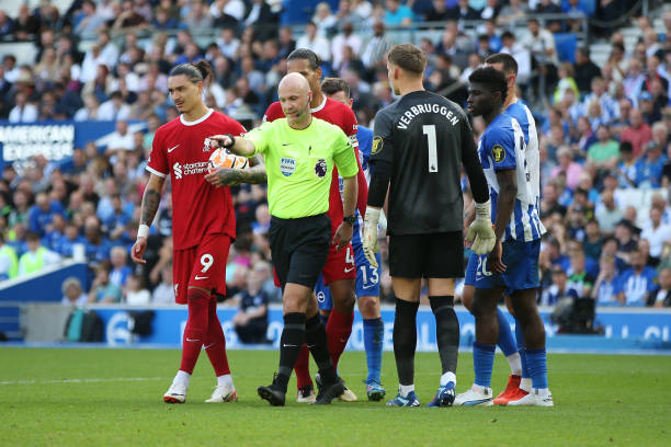 边裁旗语全解析:正确举旗姿势与技巧