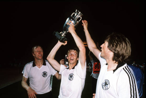 欧冠决赛经典回顾:C罗梅西同场竞技,谁笑到最后?