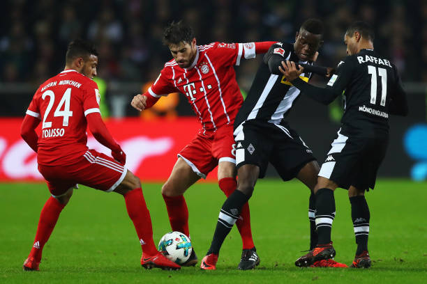 足球中的“勺子球”是如何欺骗守门员的?