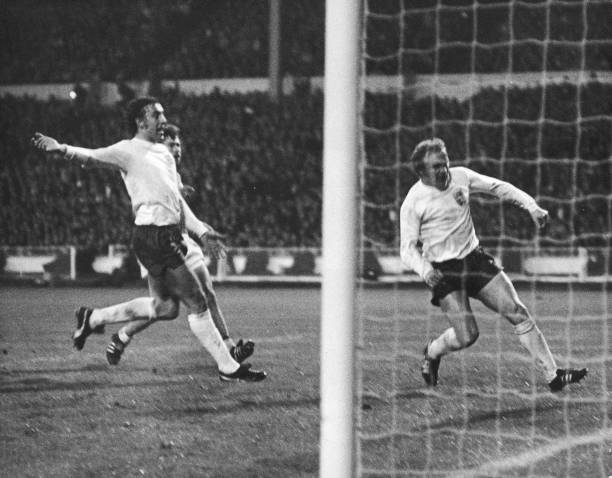 如何用手机APP观看高清足球比赛回放?