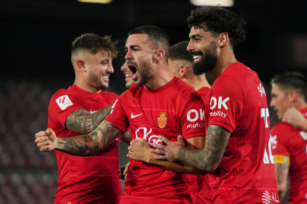 从青涩到巅峰:C罗球衣号码见证他的传奇之路