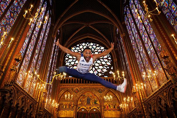 伏明霞丈夫被拍到吃龙虾,网友质疑其奢侈消费