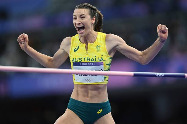 吴敏霞丈夫张效诚吃小龙虾，网友：太真实了！