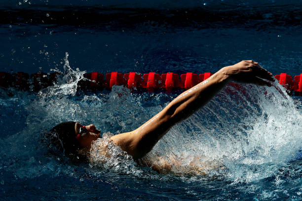 游泳脚蹬练习器材使用指南:脚蹼、浮板辅助训练视频