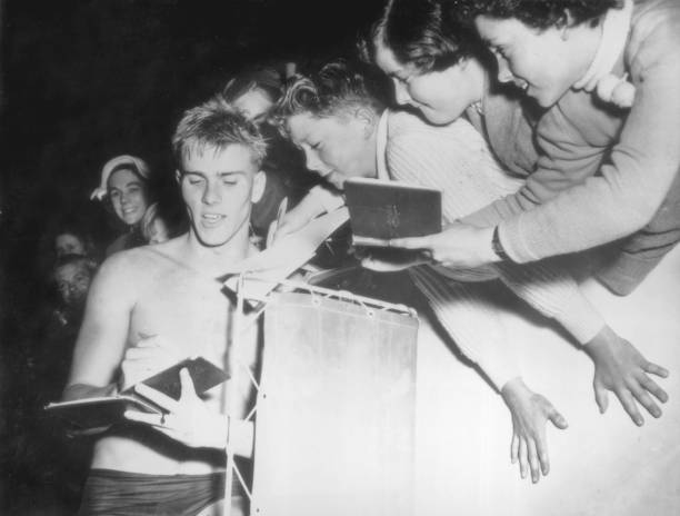 惊险时刻:游泳时突然遭遇大浪的应对策略