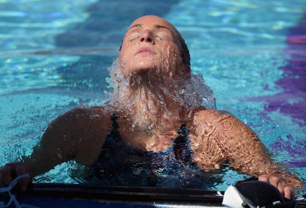 别人游泳是为了健身,我游泳是为了拍朋友圈。